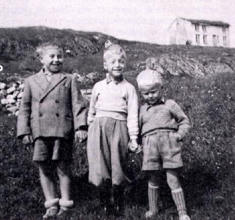Svart-hvitt foto av Ingar Knudtsen som barn sammen med to søskenbarn på Smøla